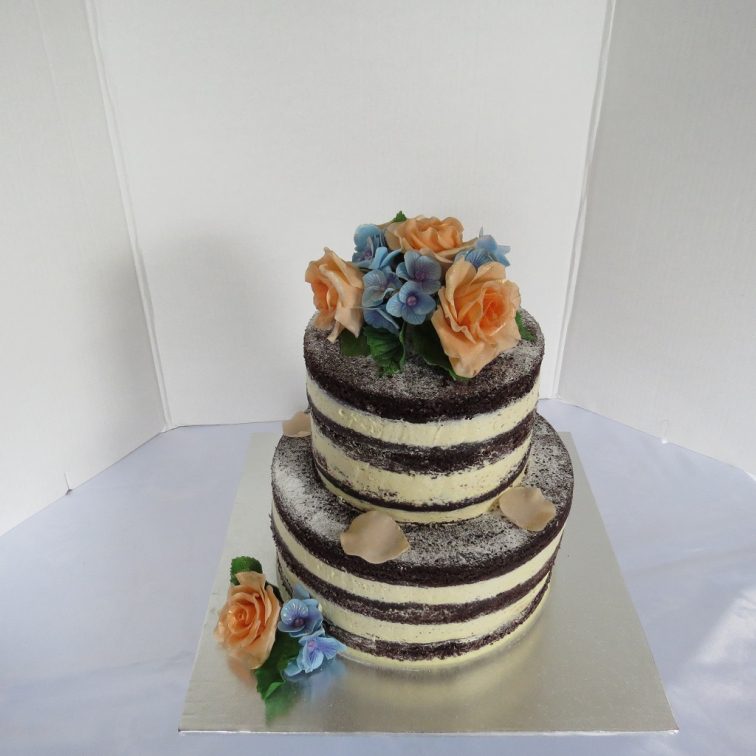 Naked cake with the peach roses and hydrangeas