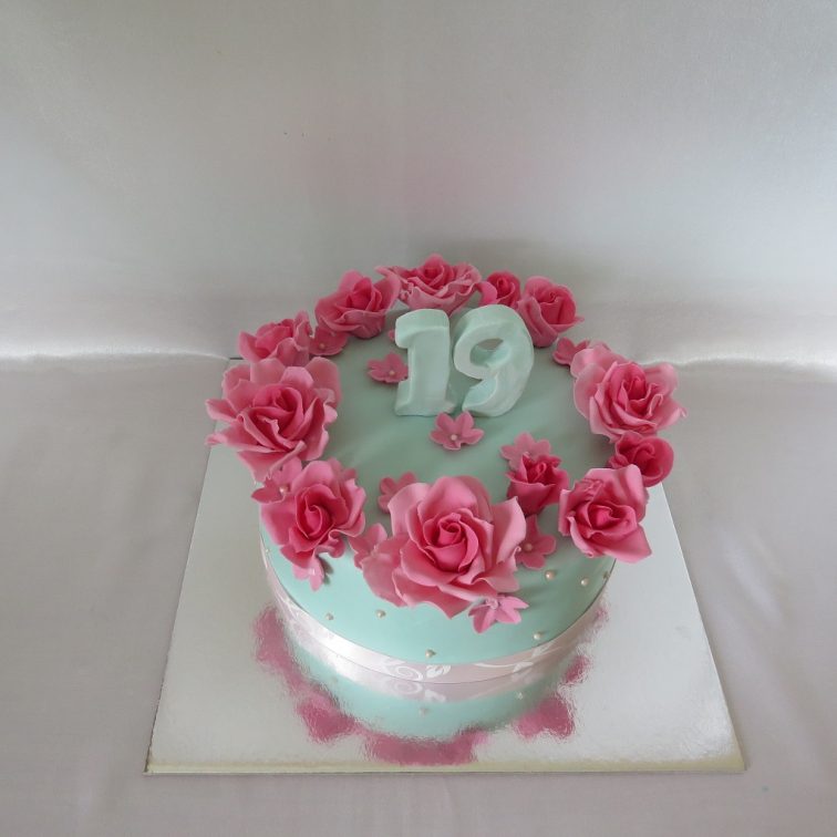Pastel cake with pink sugar roses